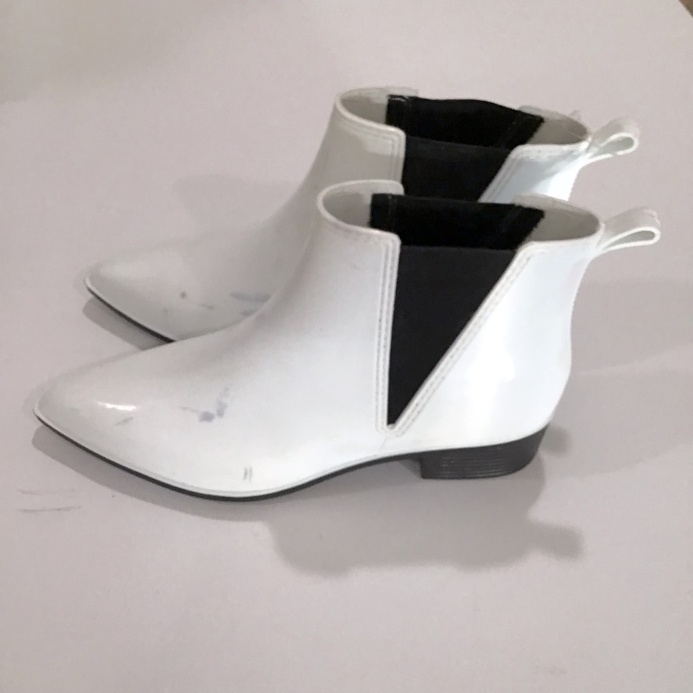Jeffrey Campbell white Chelsea rubber booties size 8 Stormy rubber